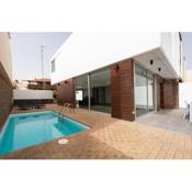 Modern 2BR House - Private Pool - Parking
