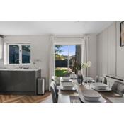 Modern 3 bed House, 2 x Parking, Garden, WIFI & dishwasher