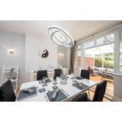 Mulberry House - Luxurious and Modern 4-Bed in Solihull near NEC,JLR, Airport, Resorts World, HS2