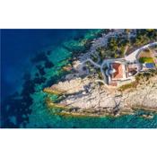 Nice home in Vis with Jacuzzi, WiFi and 2 Bedrooms