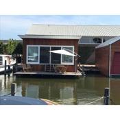 Nice houseboat with dishwasher, close to Amsterdam