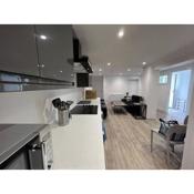 Nice & New 6 Bedroom house with 6 bathrooms in Swindon Centre