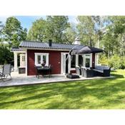 Nice, renovated red cottage located next to Lake Flaten