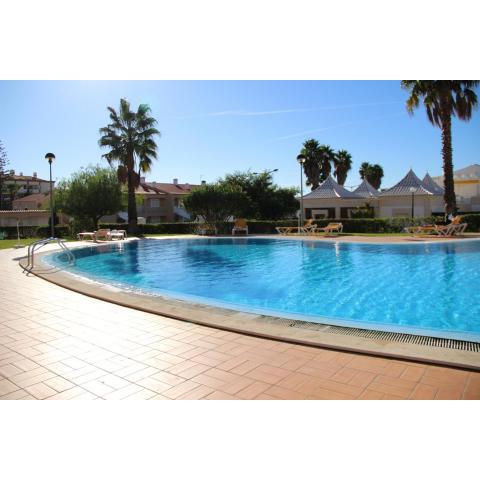 One bedroom appartement with shared pool enclosed garden and wifi at Vilamoura 2 km away from the beach