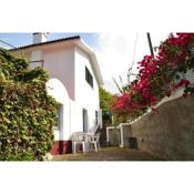 One bedroom house with enclosed garden and wifi at Porto da Cruz