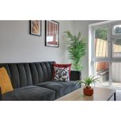 Parkside - Modern Three Bedroom House with Parking