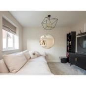 Pass the Keys Stylish 2BR House in Leafy Warfield with Garden