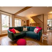 Pass the Keys Stylish and Spacious Cotswolds Cottage - Sleeps 6
