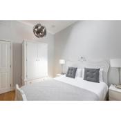 PenthouseStays Notting Hill - Spacious 3 Bedroom King Bed Apartment - near Portobello Road & Kensington High Street