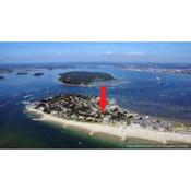 Sandbanks Apartment with Free Parking just minutes from the Beach and Bars