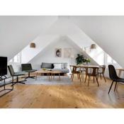 Sanders Saint - Loft One-Bedroom Apartment By the Charming Canals