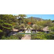 Sangsuri Villa 3, Exquisite Cliffside Getaway with Jacuzzi