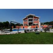 Silivri Gazitepe'de 3 katlı, havuzlu lüks villa
