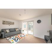 Skyvillion - STEVENAGE SPACIOUS & COZY 3Bed House with Parking, Wifi, Garden