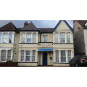 Southend Guest House - Close to Beach, Train Station & Southend Airport