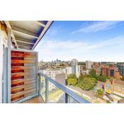 Spacious 3 bed with city views in Limehouse