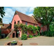 Spacious 4 Bed Cottage with Garden in Heart of Dedham