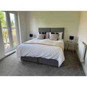 Spacious 5 bed 3 storey house with driveway Chester