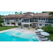 Spacious 6-Bedroom Villa with Pool, Jacuzzi, BBQ, and Resort Amenities in Casa de Campo