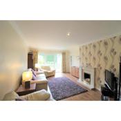 Spacious bungalow/private garden-sleeps up to 6
