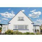 Spacious Detached House with Parking & Views
