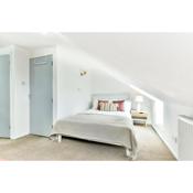 Spacious en-suite in a 5-Bedroom House at Hanwell (2nd Floor)