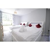 Spacious Serviced Apartment for Contractors and Families, FREE WiFi & Netflix by FIROZ PROPERTY MANAGEMENT