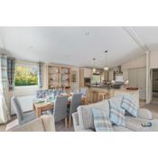 St Mary's View - Luxury Lodge, Short Walk to Beach, Parking