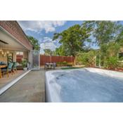 Stunning 3B2Ba Huge entertaining space and hottub!