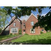 Stunning 6 bedroom Farmhouse in Hellingly