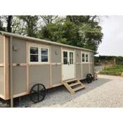 Stunning Shepherds Hut with Superb Views & Fire Pit