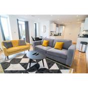 Stylish and modern apartment, free parking , private patio, 2 bathrooms, close to central