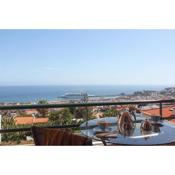 Stylish apartment with balcony and amazing views over Funchal and the sea