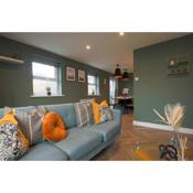 Stylish Cardiff Bay 2 Bed Apartment- Private Parking & 10 mins to Bay & City