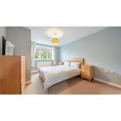 Stylish & Spacious 2Bed/2Bath Redhill stay for 4!