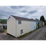 Taff Trail: 2-bed cottage in the quaint village of Abercanaid