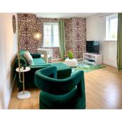 The Comfy Flat- Modern & Bright 2 Bedrooms Apartment