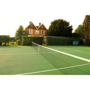The Highlands - Nr Rye - Tennis Court