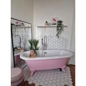 The Pink Bath Pad - 3 bedroom seaside apartment Pets allowed New