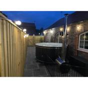 The Shires - Quirky 3 bed holiday home with Wood-fired Hot-tub
