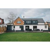 The White House - Grand & Spectacular 5-bed, sleeps 14- Central Solihull, NEC, JLR, HS2, Resorts World, Airport