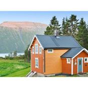 Three-Bedroom Holiday home in Gullesfjord