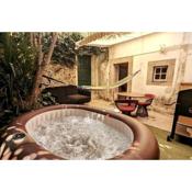 Tiny Smart Home, Private Garden & Outside Jacuzzi. Center Sintra!