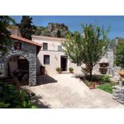 Traditional Stone Home 30 min. from famous Beaches