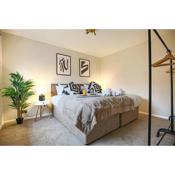 Two Bedroom Bungalow in Milton Keynes by HP Accommodation - Free WiFi, Parking & SKY TV