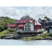 Unique holiday home 10 meters from the water at Lilla Fjellsholmen