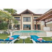 Villa con piscina privada en Puerto Bahia