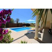 VILLA EBER - independent 1 & 2 bedroom apartments, pool, air con, fast Wi-Fi, near old town of Albufeira and beaches