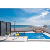 Villa Eni Beachfront apartment with pool