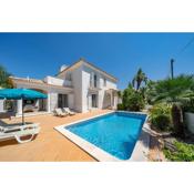 Villa Fantasia - NEW RENTAL 4 Bedroom with Private Pool 650 Meters to The Vau Beach